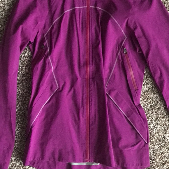 NWT LuLulemon light Hooded Jacket Sz. 2 - Picture 6 of 8